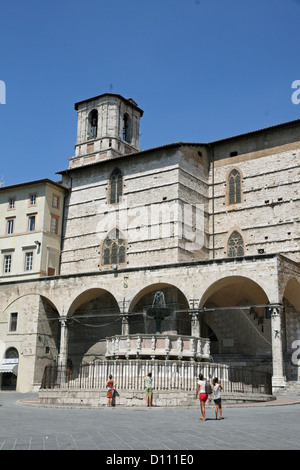 Il marmo Fontana Maggiore e la piazza principale di Perugia Umbria Foto Stock