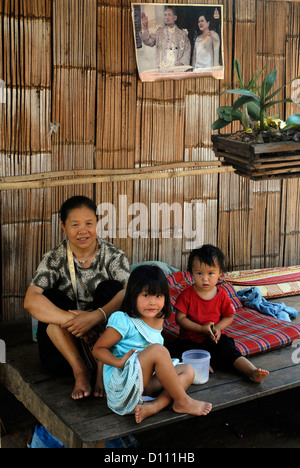 Famiglia, Akha, Villaggio, lisu Sri Dong Yen. Mae Teang, Chiang Mai, Thailandia, Asia Foto Stock