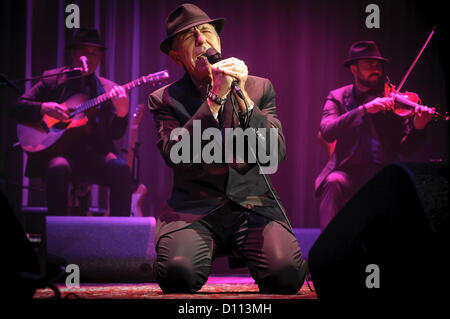 Il 4 dicembre, 2012 - Toronto, Ontario, Canada - Canadian cantautore, musicista, poeta e romanziere Leonard Cohen eseguita a Air Canada Centre. (Credito Immagine: © Igor Vidyashev/ZUMAPRESS.com) Foto Stock