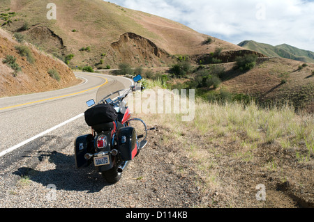 Un motociclo è parcheggiato sul lato della strada sulla panoramica strada statale 71, il Brownlee-Oxbow autostrada, in Idaho, Stati Uniti d'America. Foto Stock