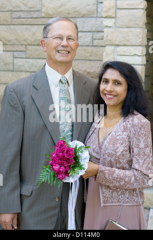 Est Indiano sposa americana e il marito bianco età 59 e 67 dopo il matrimonio nella Chiesa cattolica. Minneapolis Minnesota MN USA Foto Stock