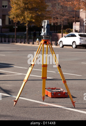 Sokkia Land Survey station su treppiede - USA Foto Stock