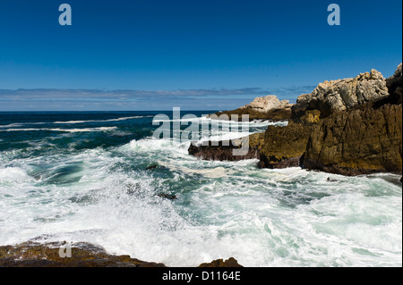 Onda su di frantumazione delle rocce, Hermanus, Sud Africa Foto Stock