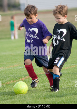 Due giocatore di calcio ragazzi età 7 calci nel controllo di palla. Campo Carondelet da Expo scuola St Paul Minnesota MN USA Foto Stock