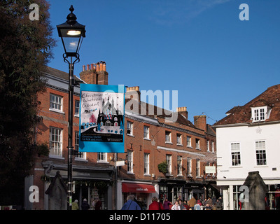 La Cattedrale di Winchester Mercatino di Natale di pubblicità banner per il quadrato nella fredda ma con un sole luminoso il 4 dicembre 2012. Foto Stock