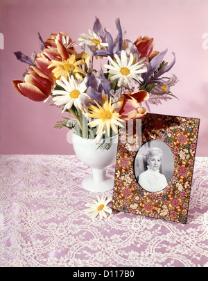 Anni sessanta anni settanta la molla BOUQUET TULIPANI DAISY VASO bianco fiorito CORNICE FOTO FOTO DI SENIOR DONNA STILL LIFE Foto Stock