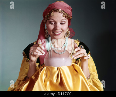 Anni sessanta donna personaggio ritratto sfera di cristallo FORTUNE TELLER COSTUME Foto Stock