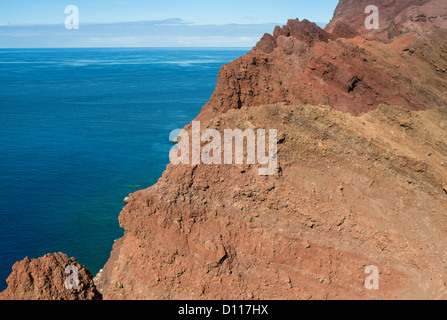 Il rosso del cono vulcanico del Montana Puerto de Naos, sulla costa sud di El Hierro, overooking Mar de las Calmas (mare di calma) Foto Stock