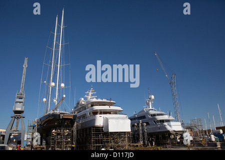 I lavori di manutenzione in corso su super yacht in bacino di carenaggio Foto Stock