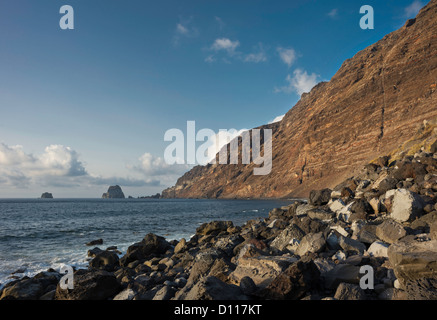 Scoglio lavico e pile di mare (Roques de Salmor) all'estremità orientale dell'El Golfo embayment, Las Puntas, El Hierro, Isole Canarie Foto Stock