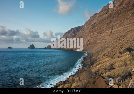 Scoglio lavico e pile di mare (Roques de Salmor) all'estremità orientale dell'El Golfo embayment, Las Puntas, El Hierro, Isole Canarie Foto Stock