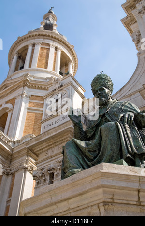 La statua di Papa Sisto V nella parte anteriore della Basilica della Santa Casa di Loreto, Italia Foto Stock