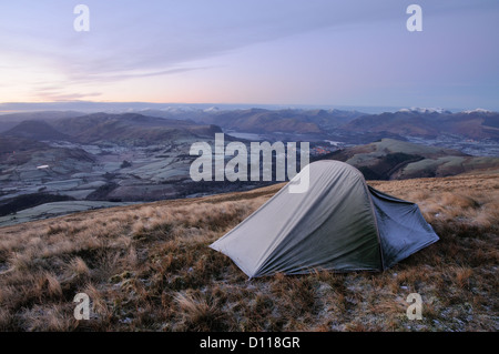 Campeggio selvaggio su Blease cadde su Blencathra in inverno nel Lake District inglese Foto Stock