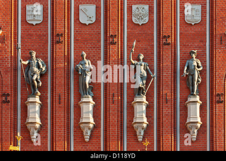 Sculture sulla facciata della Casa delle Teste Nere di Riga, Lettonia Foto Stock