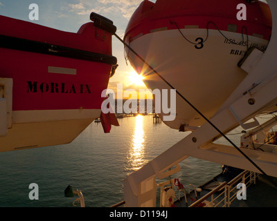 Tramonto dal ponte di un traghetto attraverso la Manica. Gosport, Hampshire, Inghilterra. Giugno. Foto Stock