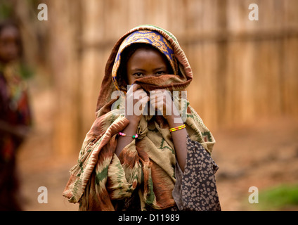 Ritratto di un timido Borana tribù bambina che si nasconde dietro la sua sciarpa, Yabello, Valle dell'Omo, Etiopia Foto Stock