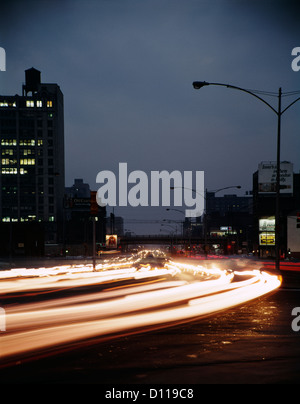 La notte la sfocatura movimento Filadelfia di traffico 10TH STREET E VITE Foto Stock