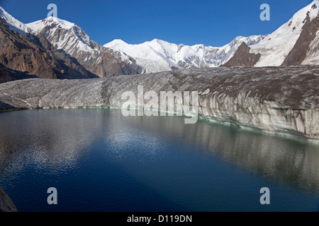 Lago a nord Inylchek ghiacciaio a 4000 m, o al di sopra di 13.000 ft, Tien Shan Centrale montagne, Asia Centrale, Kazakistan Foto Stock