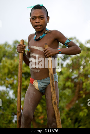 Ritratto di una banna tribù il capretto con il body painting camminando su palafitte Turmi, Valle dell'Omo, Etiopia Foto Stock