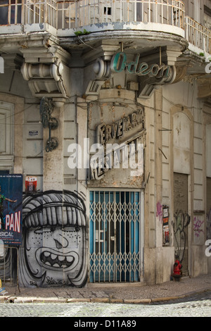 In disuso di un ristorante in stile Art Deco e l'Odeon in una strada laterale a Lisbona, Portogallo. Con alcuni graffiti sul muro. Foto Stock