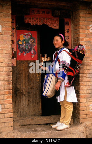 Donna di indigeni SANI YI minoranza etnica vicino alla foresta di pietra YUNNAN sud-ovest della Cina Foto Stock