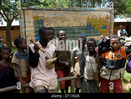 Insegnante di classe dando a scuola Mecheke, Konso tribù, Valle dell'Omo, Etiopia Foto Stock