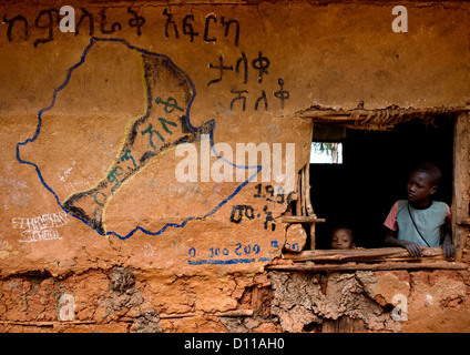 I bambini che mostrano fino in corrispondenza della finestra della scuola Mecheke, Konso tribù, Valle dell'Omo, Etiopia Foto Stock