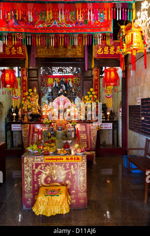 Altare nel tempio Cinese Sanjao Jui Tui a Phuket, Tailandia Foto Stock