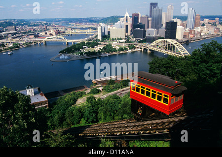 Anni Novanta vista sullo skyline di Pittsburgh PA dal pendio FUNIVIA SU SOUTHSIDE Foto Stock