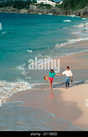 Anni Novanta giovane camminando sulla spiaggia BERMUDA Foto Stock