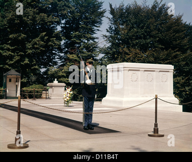 Anni sessanta GUARD presso la tomba del Soldato sconosciuto a Washington DC il Cimitero Nazionale di Arlington Foto Stock