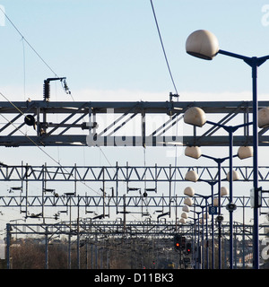 Linee di alimentazione aeree di binari ferroviari, Colchester, Regno Unito Foto Stock