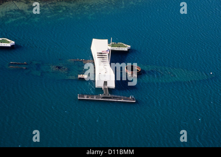 2000s VISTA AEREA USS Arizona Memorial a PEARL HARBOR OAHU HAWAII USA Foto Stock