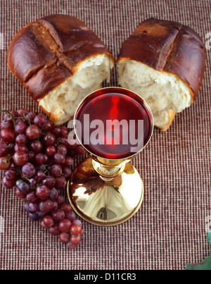 Anni Settanta GOLDEN calice di vino la comunione del pane Foto Stock