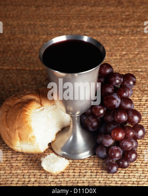 Un calice di vino di uva pane di comunione Foto Stock