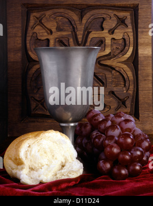 Pane vino calice uva simboli della comunione cristiana Foto Stock