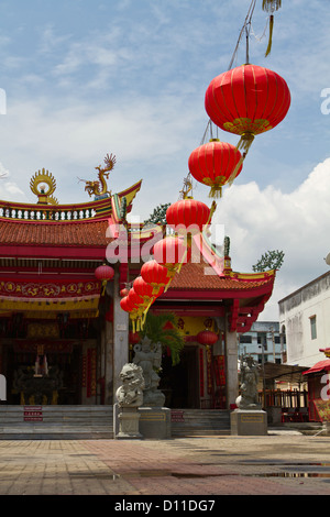 Lampions su un tempio Cinese composto a Phuket, Tailandia Foto Stock