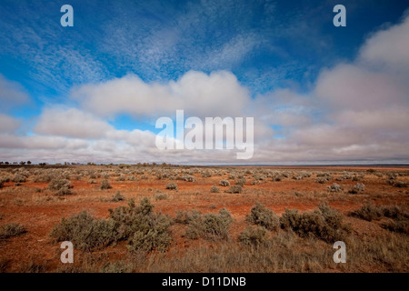 Outback australiano paesaggio di vaste pianure aride e luminoso cielo blu e uniche formazioni cloud vicino a Broken Hill, NSW Australia Foto Stock