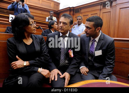 CAPE TOWN, SUD AFRICA: Vinod Hindocha, padre di ucciso anni Dewani è supportato da membri della famiglia presso il Cape Town High Cour presso il Cape Town High Court il 5 dicembre 2012 a Cape Town, Sud Africa. Xolile Mngeni è stato condannato a vita in prigione per l'omicidio di anni Dewani. (Foto di Gallo Immagini / Foto24 / Lulama Zenzile) Foto Stock