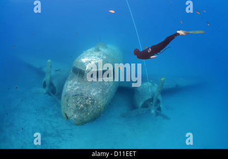 Freediver all'interno del relitto della Douglas DC-3 Dakota, Mare mediterraneo, Kash, Turchia Foto Stock