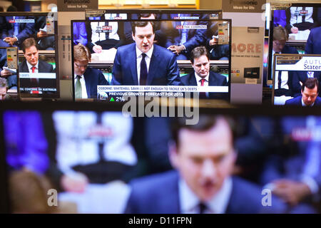 Il cancelliere George Osborne 2012 Autunno Dichiarazione di Londra, Regno Unito. 05.12.2012 righe di schermi televisivi visualizza filmati live del Cancelliere George Osborne 2012 Dichiarazione d'Autunno, John Lewis department store, Kingston Upon Thames, Surrey, England, Regno Unito Foto Stock