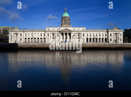 Il Custom House, Fiume Liffey in stile neoclassico edificio del xviii secolo progettato da James Gandon, Dublino, Irlanda Foto Stock