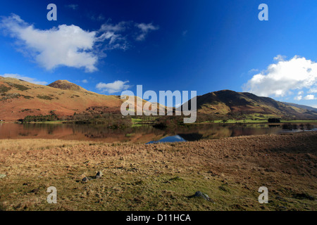 I colori autunnali, Whiteless Pike cadde e Buttermere Fells, riflessa in acqua Crummock, Parco Nazionale del Distretto dei Laghi, Cumbria Coun Foto Stock