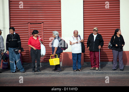 La gente in attesa nella coda per autobus a Xochimilco Mercado - Xochimilco Città del Messico DF Foto Stock