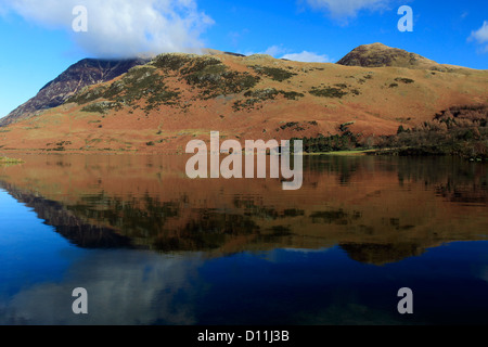 Immagine panoramica Whiteless Pike cadde, riflessa in Buttermere, Parco Nazionale del Distretto dei Laghi, Cumbria County, England, Regno Unito Foto Stock