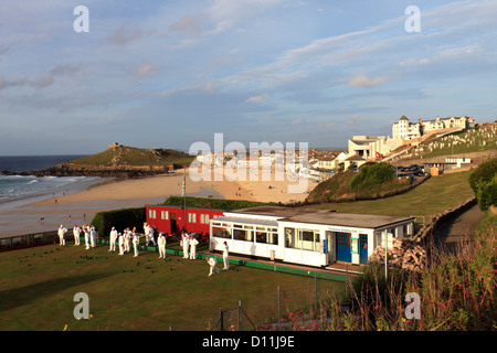 Le persone al verde prato bowling club, Porthmeor Beach, St Ives town, Cornwall County; Inghilterra; Regno Unito Foto Stock