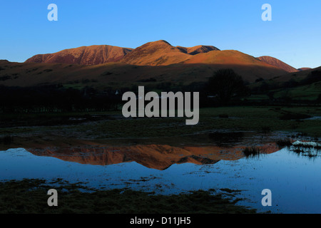 Immagine panoramica Whiteless Pike cadde, riflessa in Buttermere, Parco Nazionale del Distretto dei Laghi, Cumbria County, England, Regno Unito Foto Stock