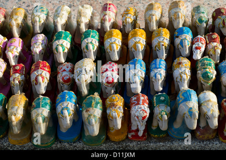 Sculture di elefante di un santuario sul capo Laem Promthep a Phuket, Tailandia Foto Stock