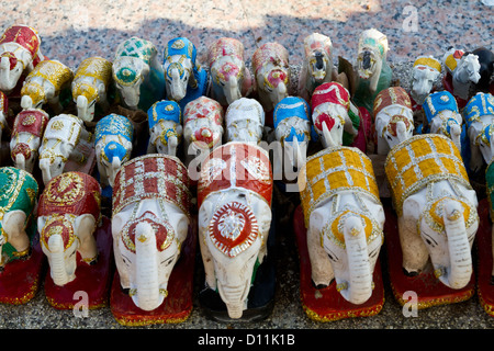 Sculture di elefante di un santuario sul capo Laem Promthep a Phuket, Tailandia Foto Stock