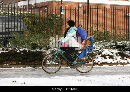 Chelmsford Essex, 5 dicembre 2012, l'inizio di dicembre la caduta di neve copre il Central Park, Chelmsford Foto Stock